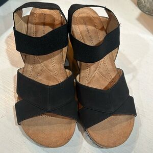 Adrienne Vittadini Size 9 Women's Trixi Sandal Elastic Strap Comfort Black